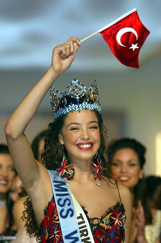 Azra Akın