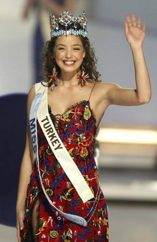 Azra Akın