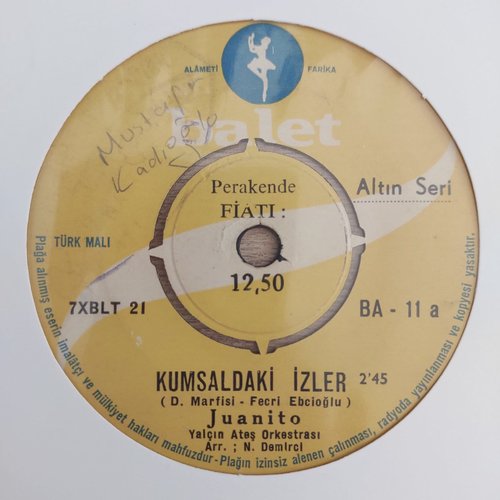 آثار على الشاطئ (Kumsaldaki İzler)