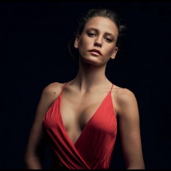 Serenay Sarıkaya Kimdir ?