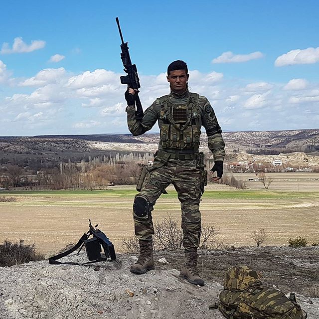 Savaşçı Dizisi Yüzbaşı Kağan'ın (Berk Oktay) Göz Rengi Nedir?